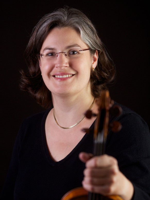 Hannah Weirich, in der Hand eine Violine